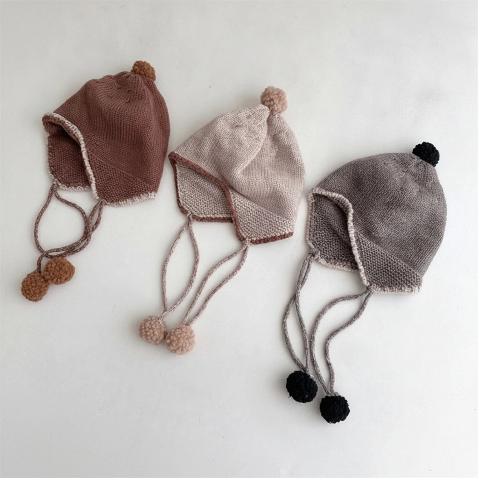Chapeau Bébé Oreillettes Pompon Hiver Douillet