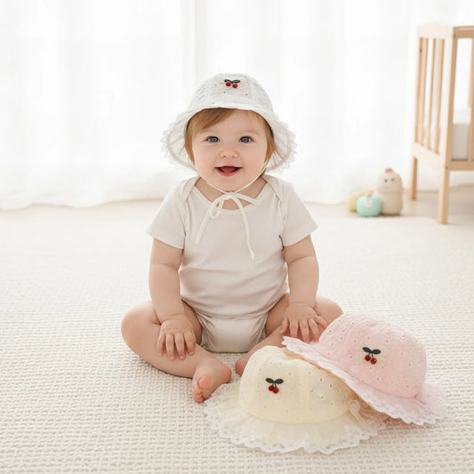 Casquette Bébé Dentelle Cerise - Douceur Estivale